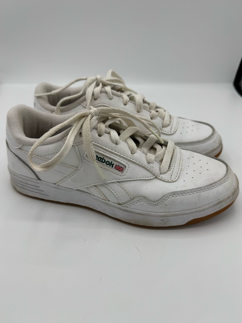 Reebok Classic Women's white leather Sneakers size 6 neutral everyday streetwear